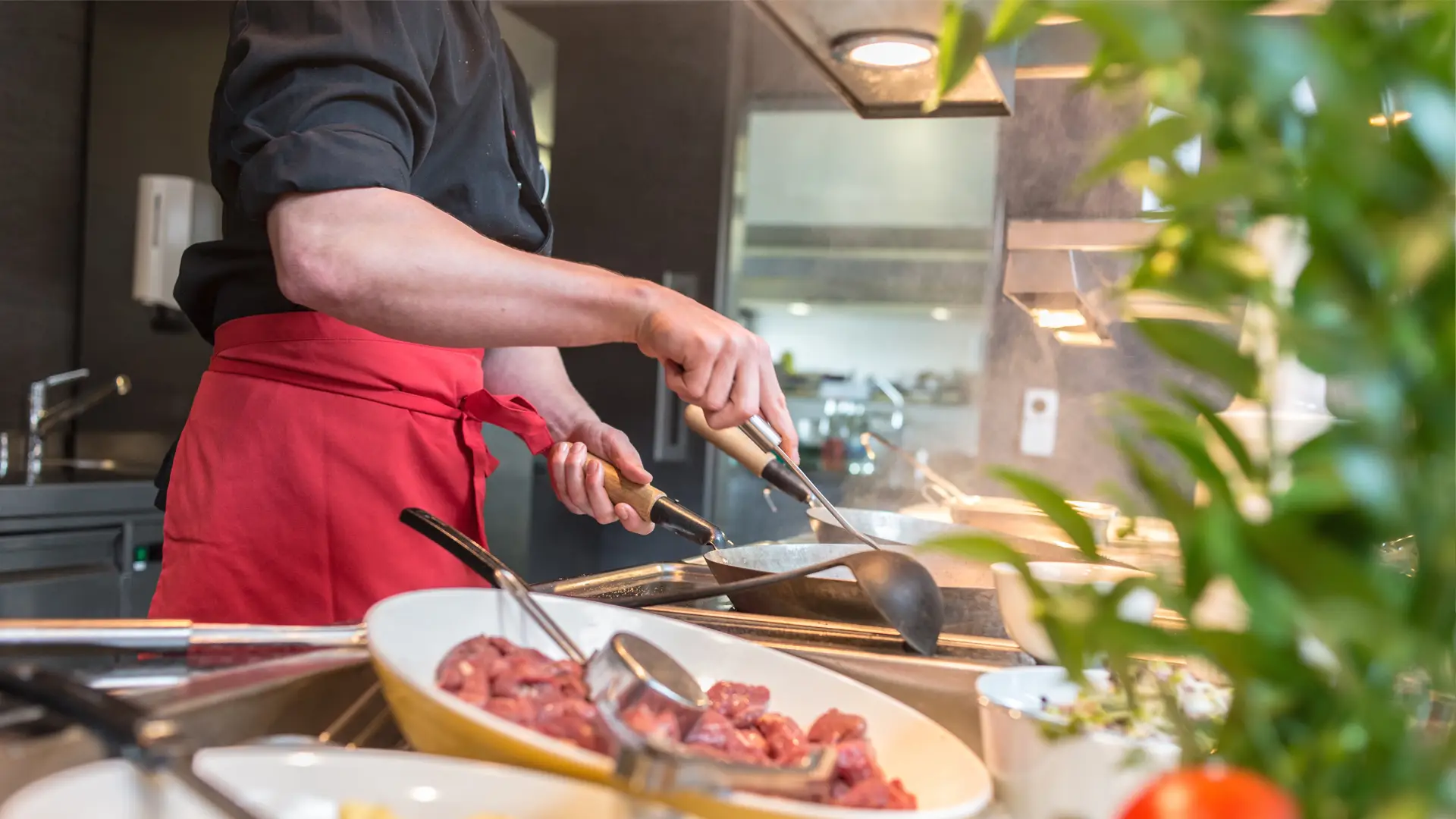 Eine kochende Person in action.