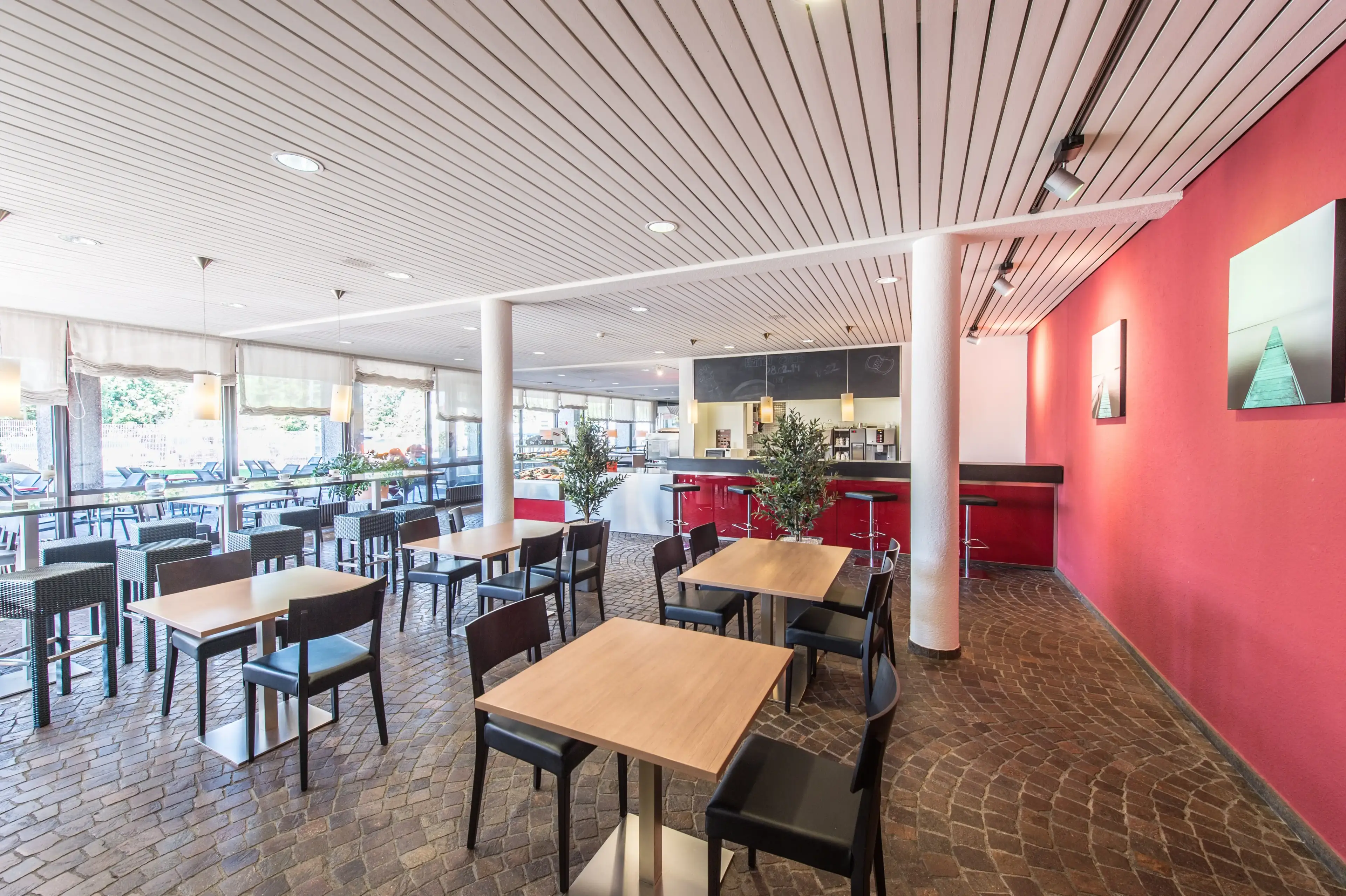 Das Bistro mit blick auf die Theke.