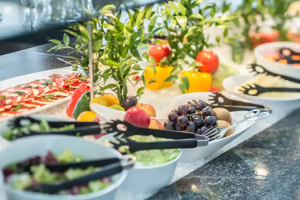 Nahaufnahme vom Salatbuffet im Restaurant.